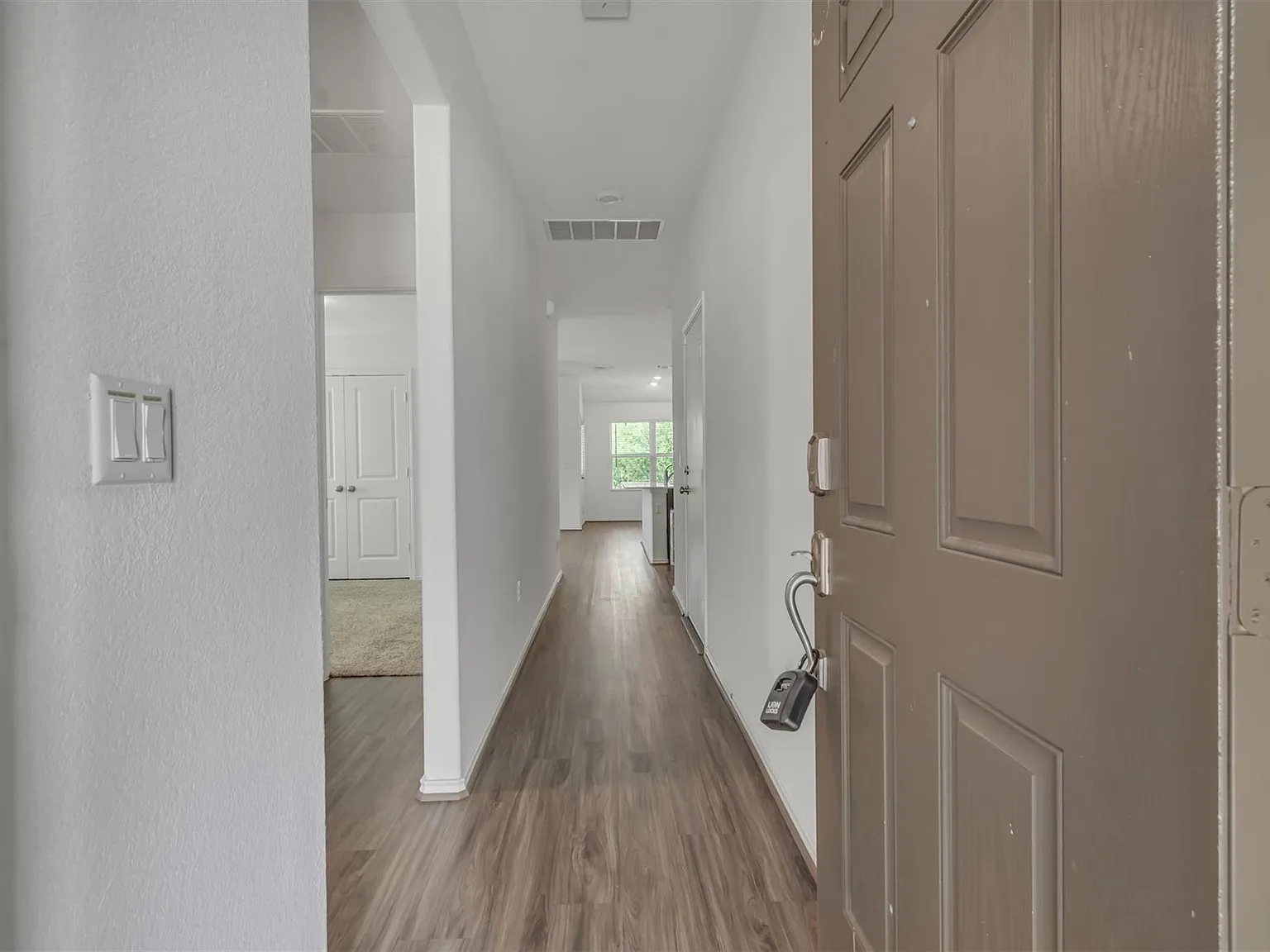 3 bed, 2.0 bath, 1266 sqft, $2,100 — Photo 3