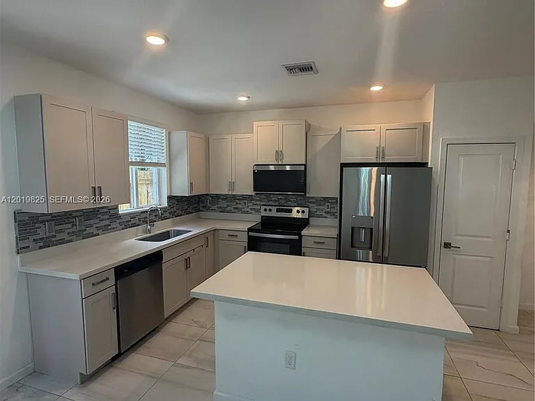 2355 SE 10th St — Photo 11