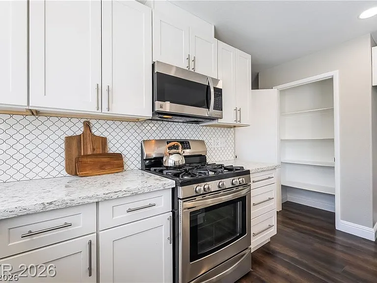 18 Amber Rock St — Photo 3