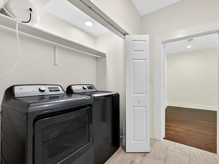 529 W Clark St — Photo 12