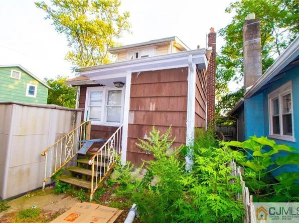 373 Shoreland Cir, Laurence Harbor, NJ 08879