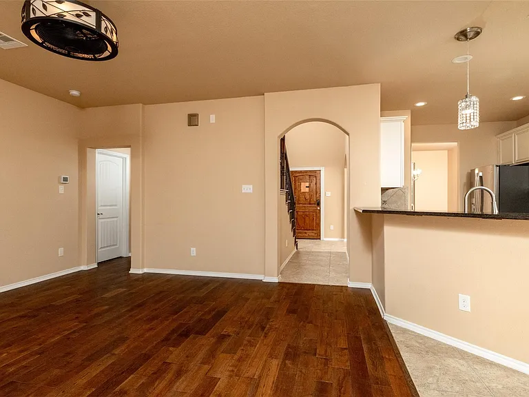 1009 Cheyenne Dr — Photo 2