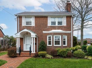 168 Latham Rd, Mineola, NY 11501
