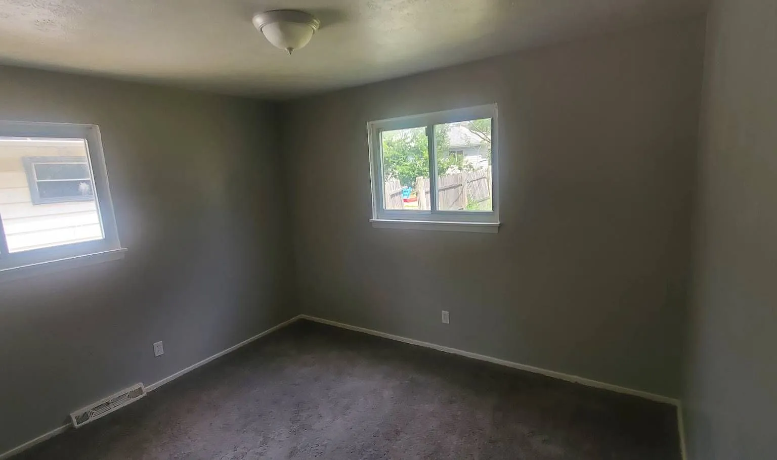 Charming 4-Bedroom Property in Prime Location — Photo 3