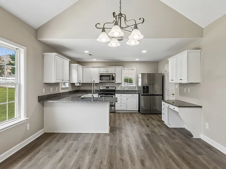 2601 Danbury Cir — Photo 12