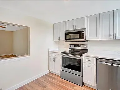 Building Photo - 1900 Alamanda Dr #202