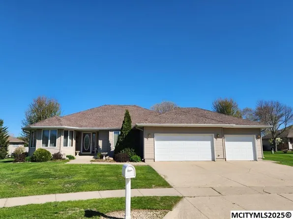 1112 Sapphire Ct, Mason City, IA 50401