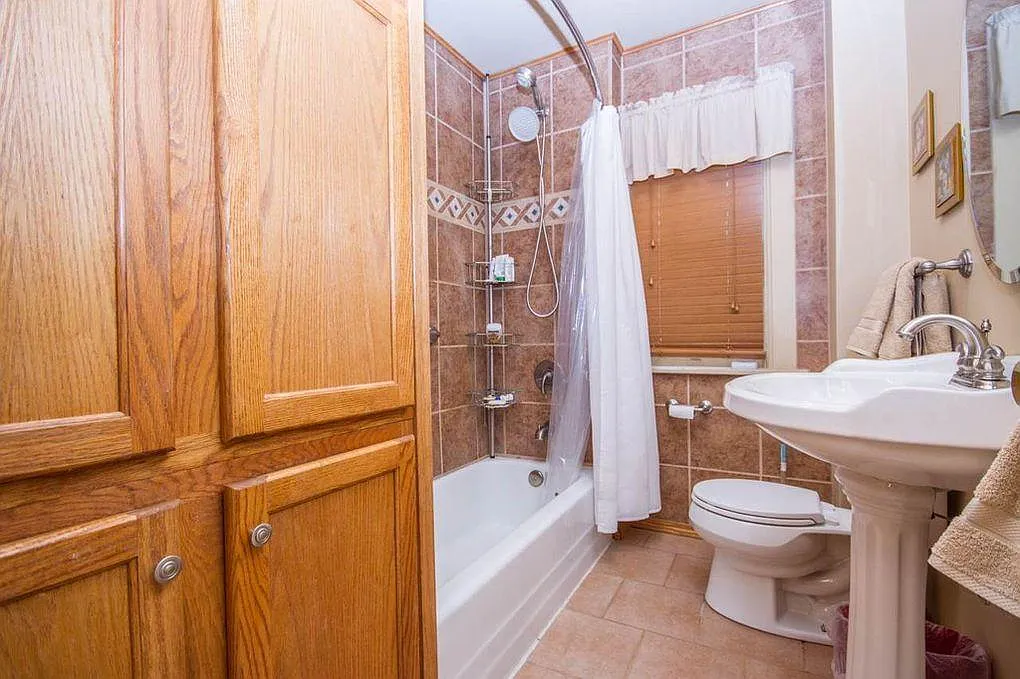 3 bed, 1.5 bath, 1358 sqft, $1,700 — Photo 4