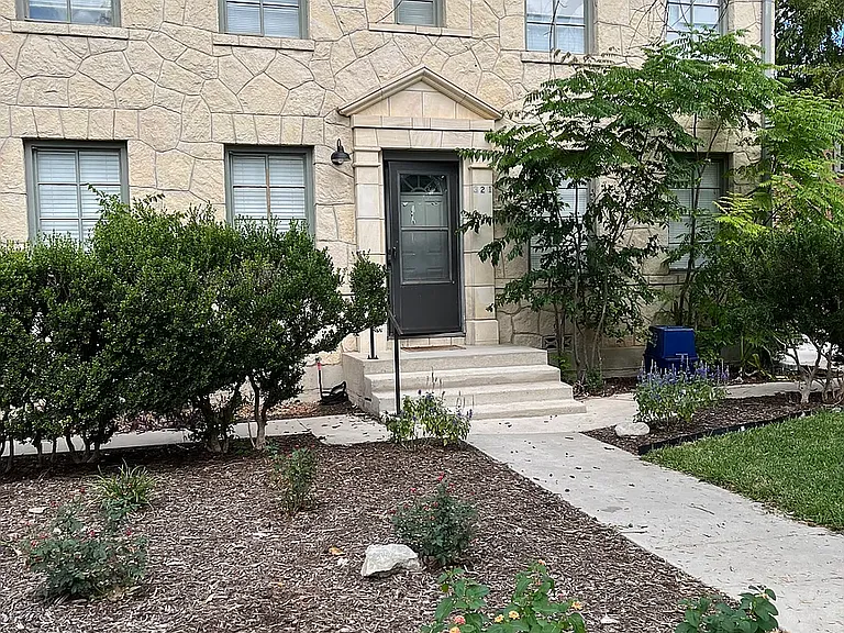 321 E Melrose Dr #C — Photo 2