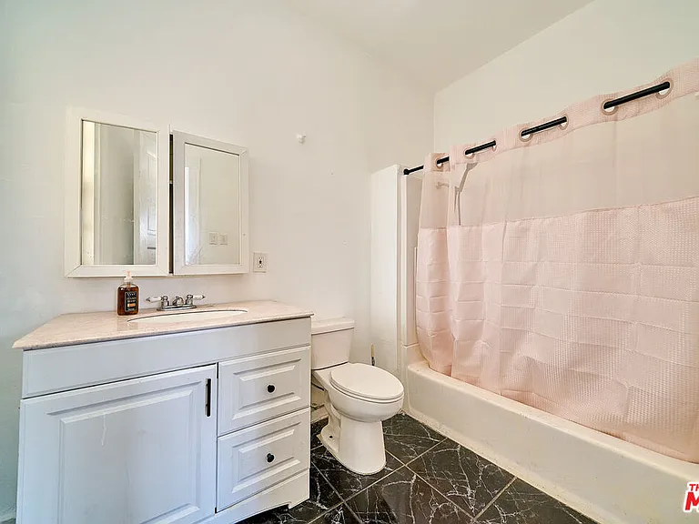 1347 Valencia St — Photo 22