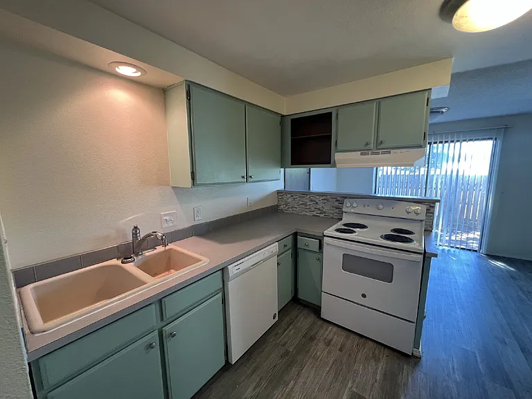439 S St — Photo 4