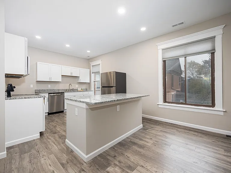 737 Franklin Ave #8 — Photo 14