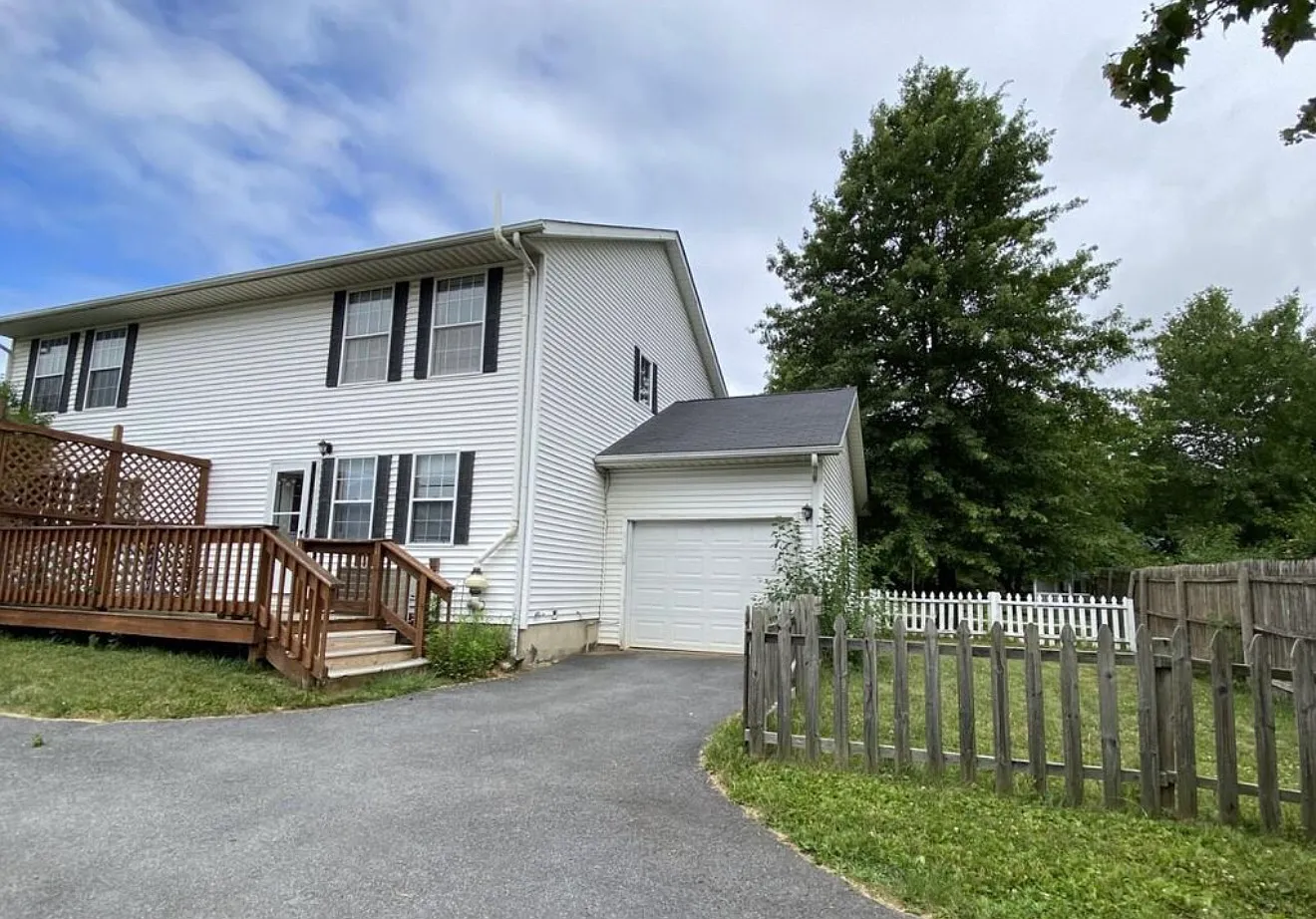 3 bed, 1.5 bath, 1350 sqft, $2,050 — Photo 2