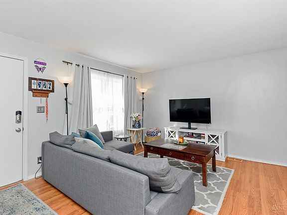 4th image of 526 E Glenrose Ln