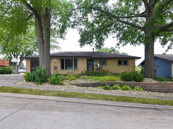 3427 Crestwood Dr, Dubuque, IA 52002