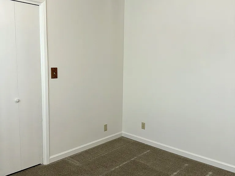 33 Russell Ave — Photo 11