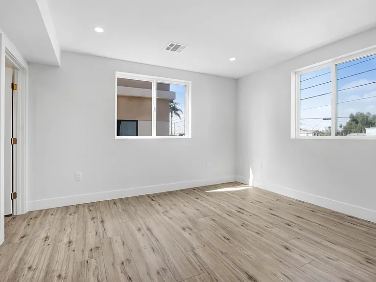 3502 E 7th St — Photo 9