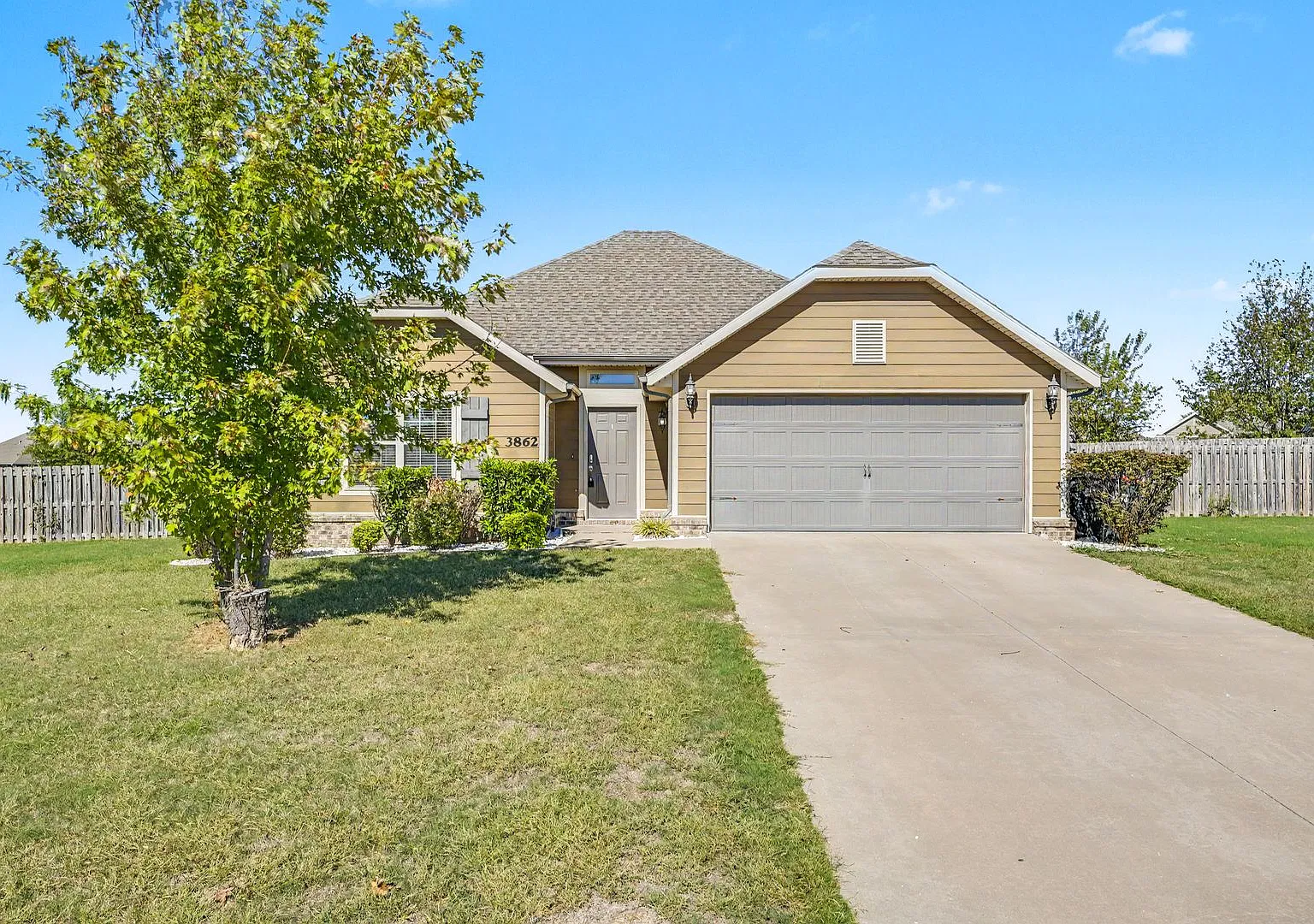 Beautiful 3 Bed / 2 Bath Home with Modern Upgrades & Huge Backyard MoveIn Ready ASAP — Photo 2