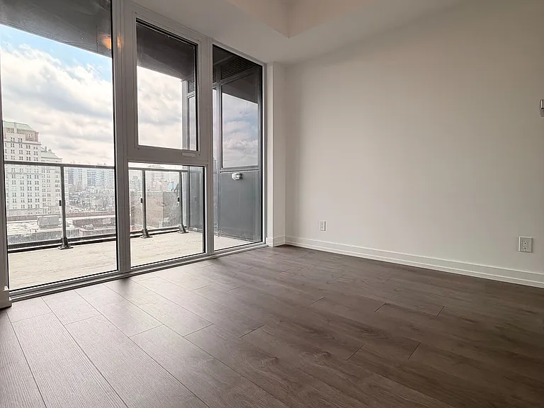 75 James St S #718 — Photo 13