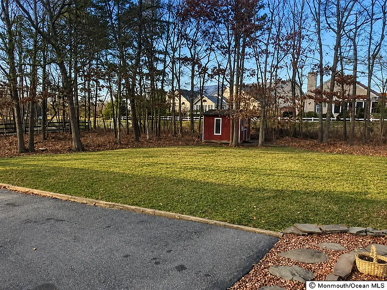 61 Honey Locust Dr — Photo 9