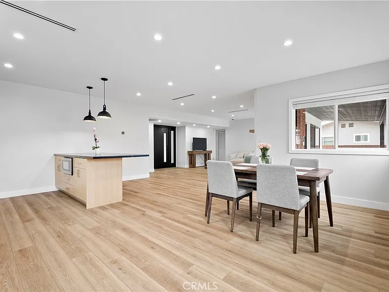 10345 Blucher Ave — Photo 9