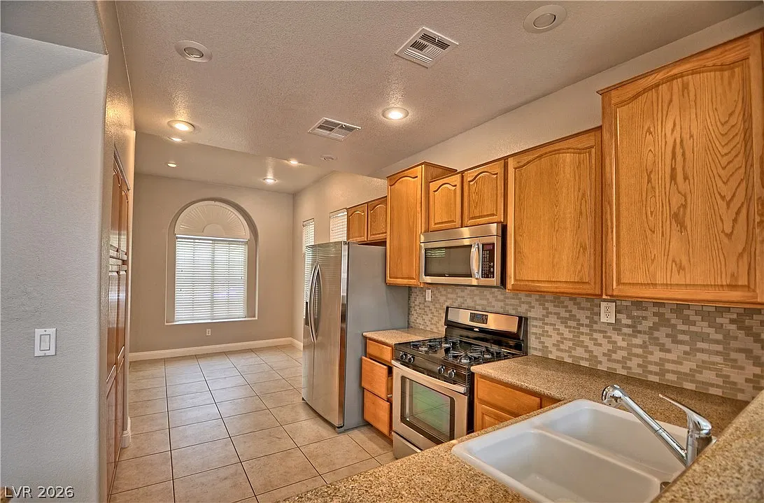 3 bed, 2.5 bath, 1714 sqft, $2,150 — Photo 4