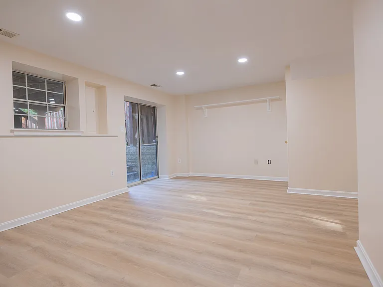 12866 Hyannis Ln — Photo 16