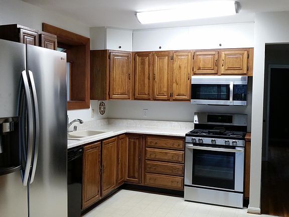 Fully equipped kitchen w/ gas stove.