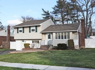 17 Holly Dr, Syosset, NY 11791