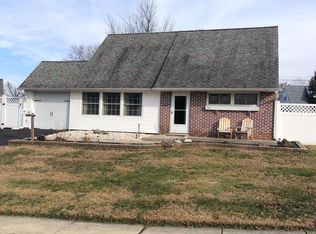 102 Quaker Hill Rd, Levittown, PA 19057