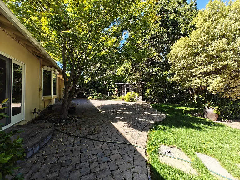 1138 Laureles Dr — Photo 18