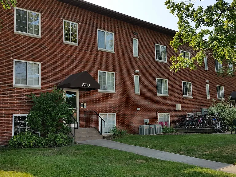 502 Grandview Ct — Photo 1