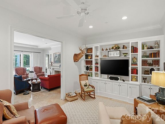 5th image of 229 Church St #403