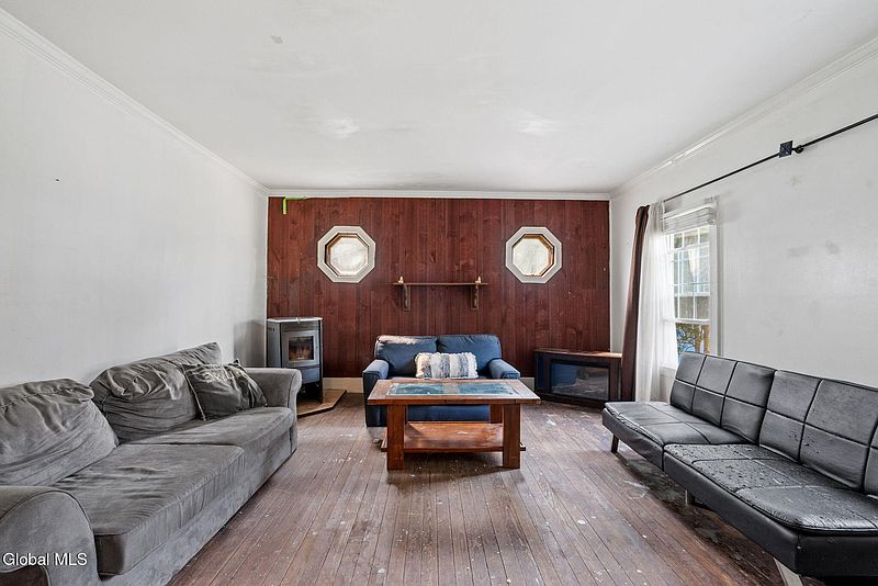 4th image of 50 Maple Street