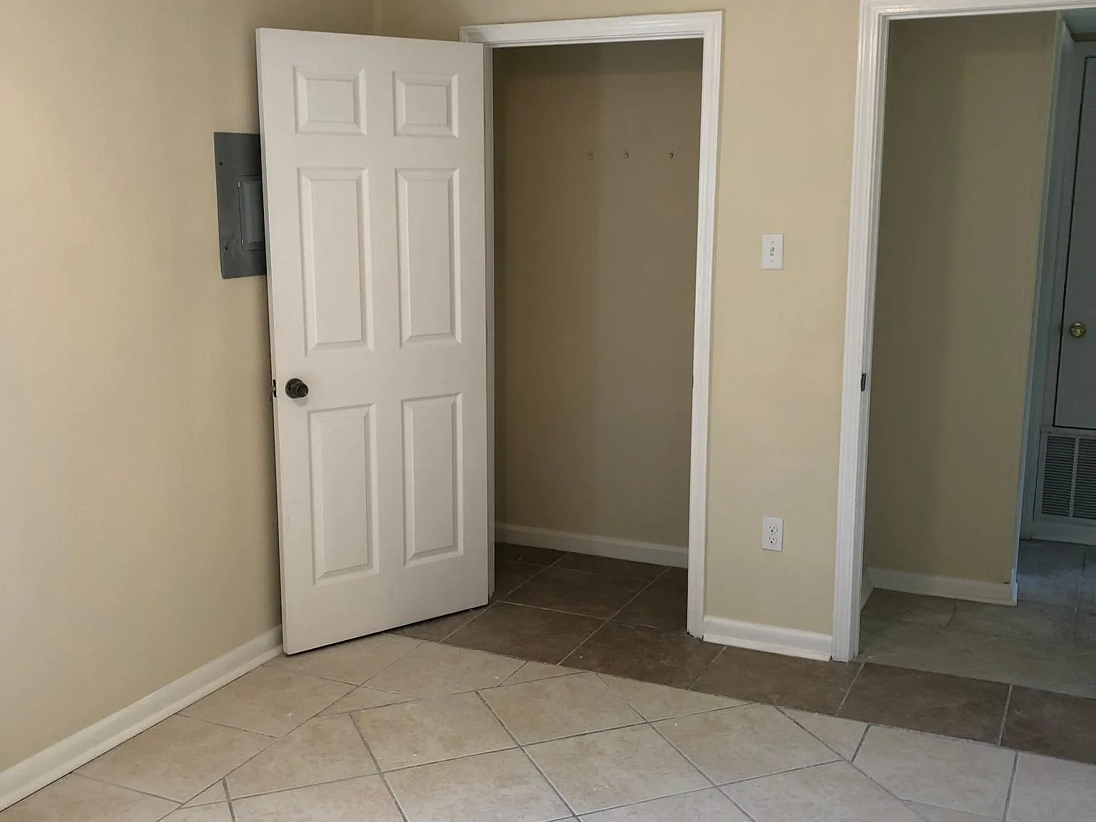 2 bed, 750 sqft, $860 — Photo 1