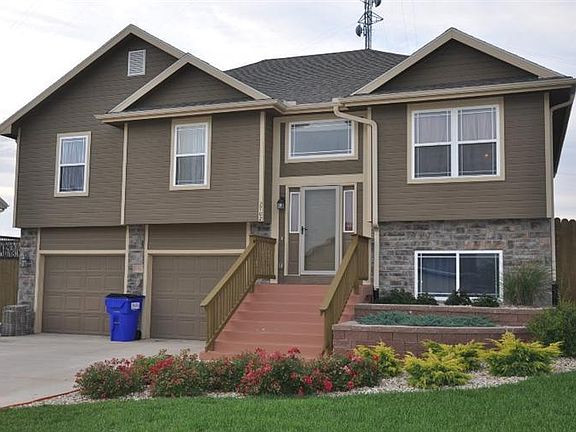 3rd image of 2702 Oakwood Dr