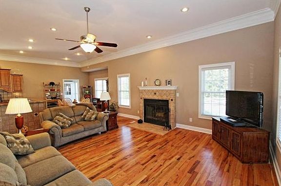 2nd image of 1328 Heritage Ln