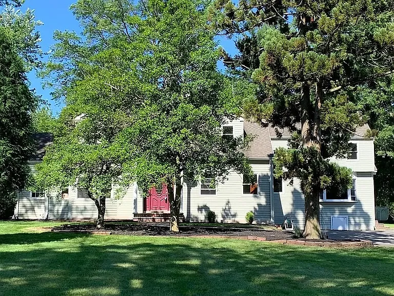 381 Plainfield Rd — Photo 3
