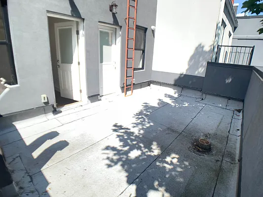 Rented by Tapiro Realty | media 10