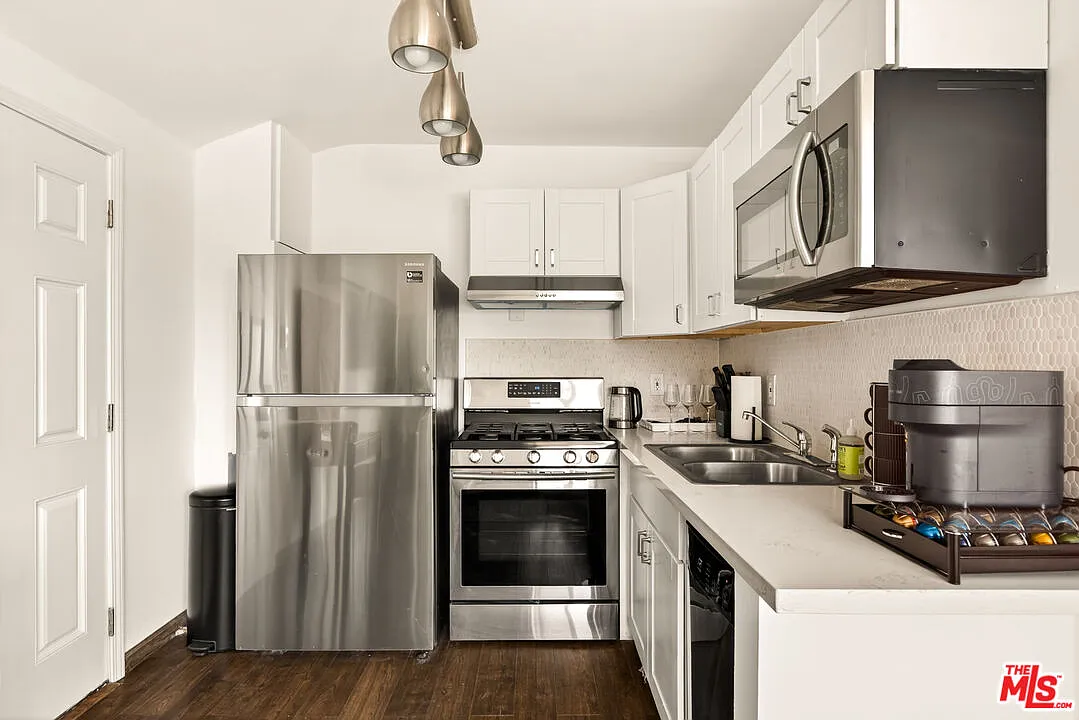 Studio, 1.0 bath, 500 sqft, $3,000 — Photo 2
