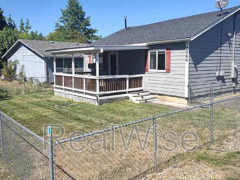 2564 NE Douglas Ave — Photo 1