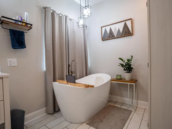 185 Bell Lake Dr, Trenton, GA 30752