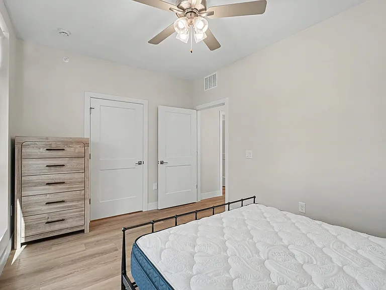 512 W Clark St — Photo 23