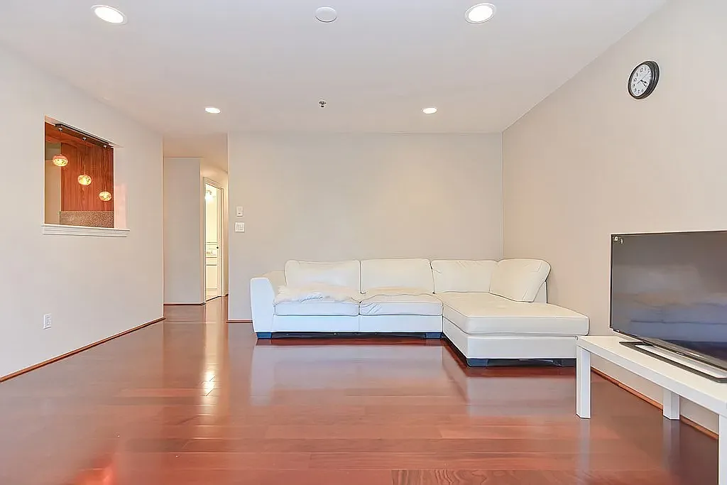 2 bed, 944 sqft, $2,750 — Photo 3