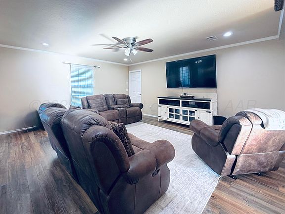 3rd image of 722 Prairie Ln