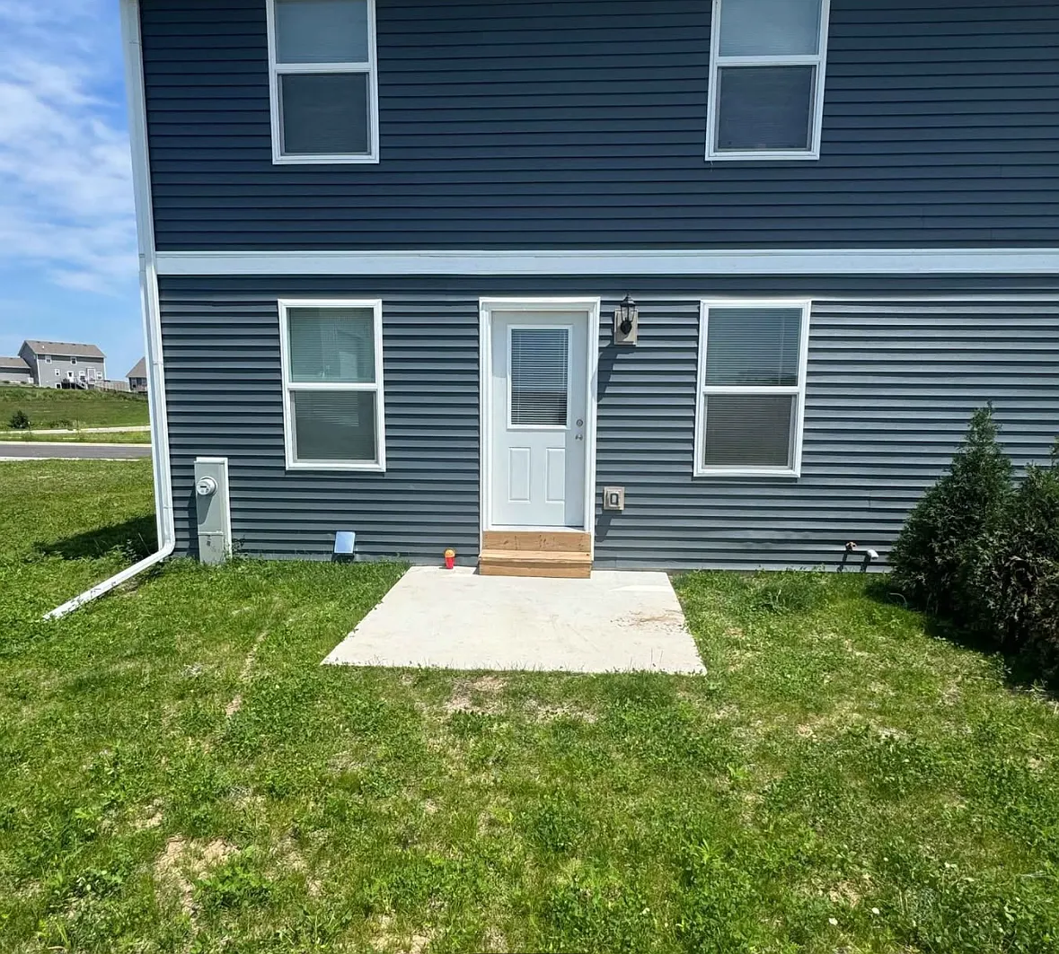 3 bed, 2.5 bath, 1940 sqft, $2,400 — Photo 1
