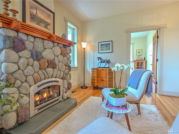 5th image of 2102 Douglas Dr NE