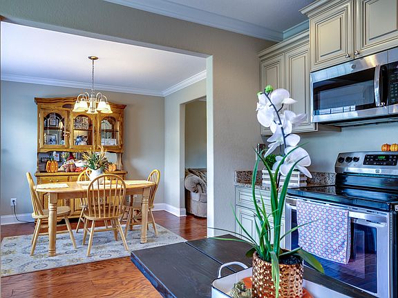 4th image of 647 Evelyn Dr #2