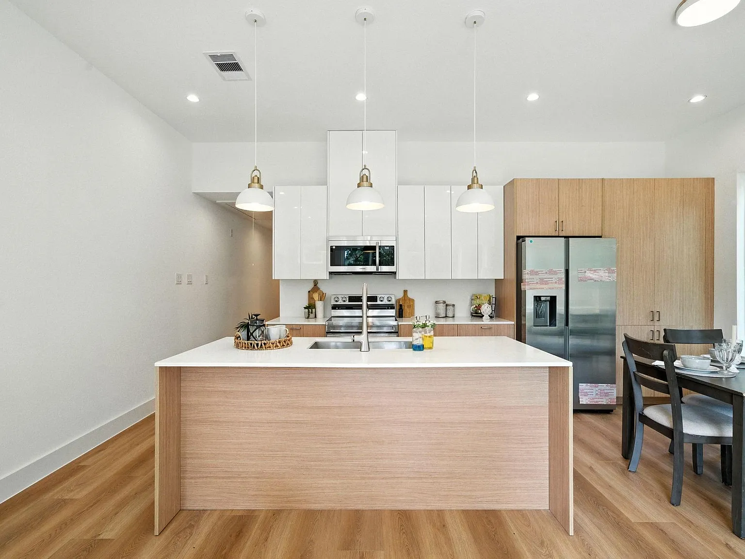 3 bed, 3.0 bath, 2321 sqft, $2,200 — Photo 4
