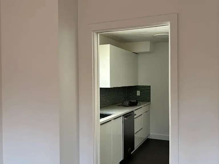 612 Godwin Ct #6 — Photo 2